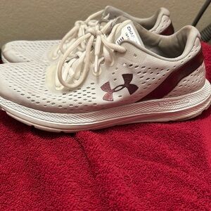 White and purple under armor shoes. Size 7.5